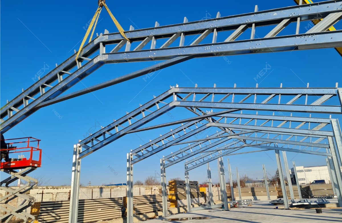 Construire 3 hale metalice industriale pe stâlpi și grinzi preasamblate din profile metalice ușoare